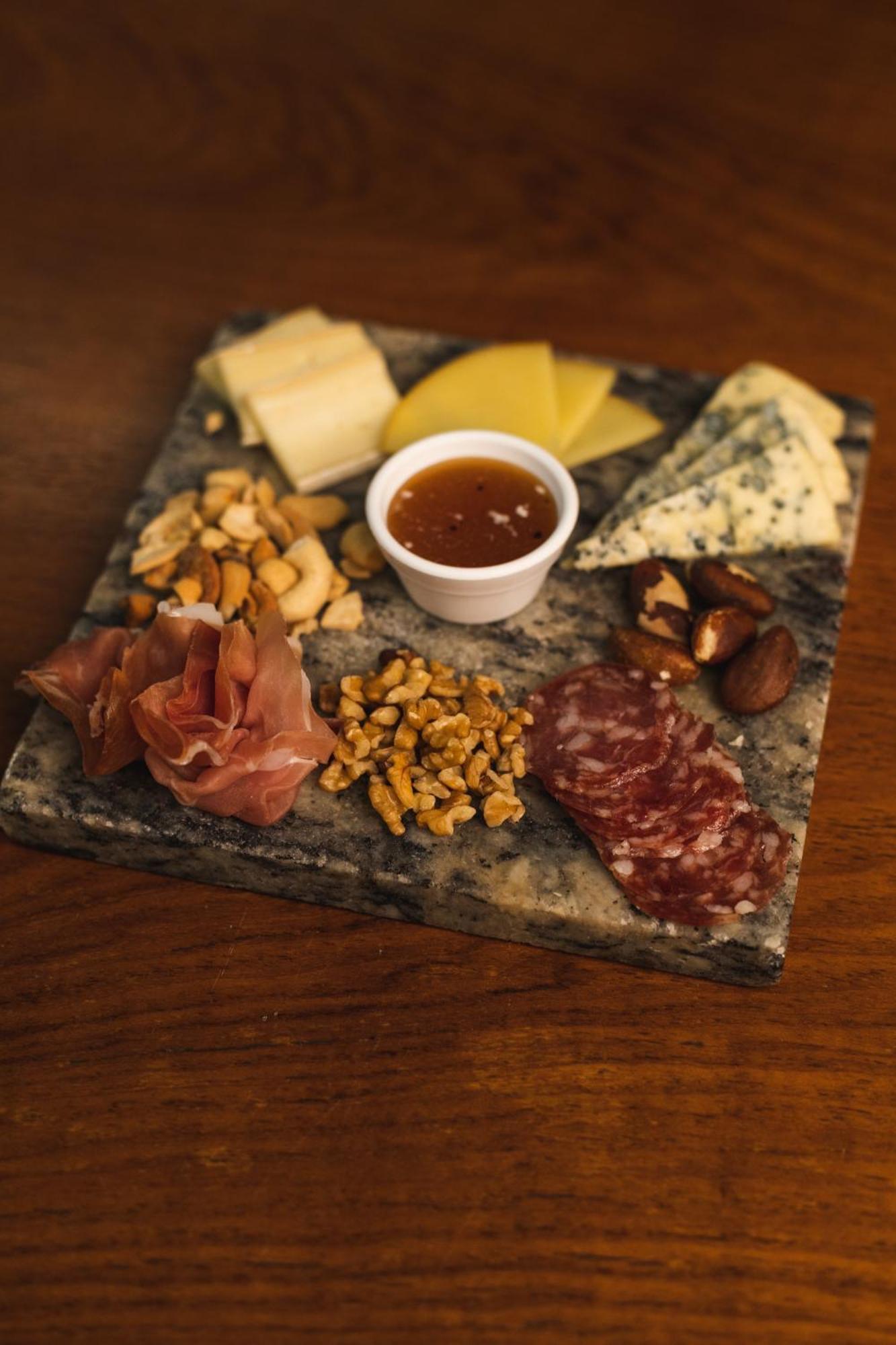 Ouro Minas Hotel Belo Horizonte, Dolce By Wyndham Екстериор снимка A cheese and sausage platter